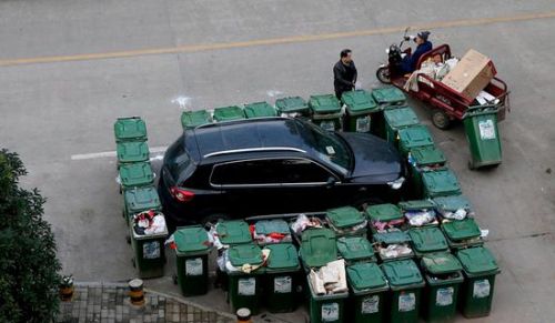 汽車被垃圾桶包圍是被惡搞還是得罪人了？